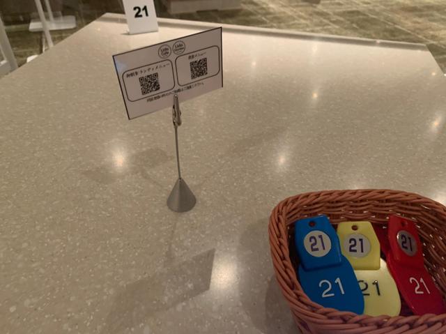 画像: テーブル上のメニューQRコード(スタッフ撮影)