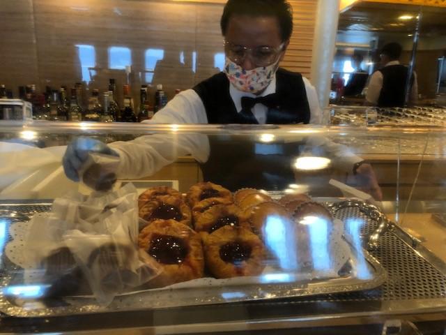 画像: オープンバーの軽食提供の様子(筆者撮影)