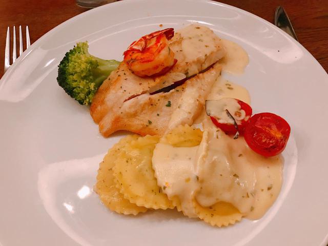 画像: 夕食のメイン料理・魚(弊社スタッフ撮影)