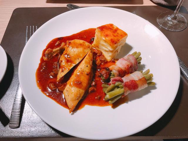 画像: 夕食のメイン料理・肉(弊社スタッフ撮影)