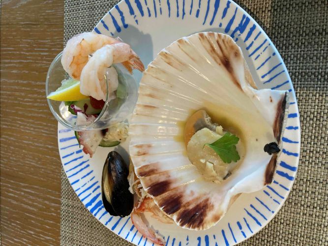 画像: 貝類も豊富なビュッフェレストラン（筆者撮影）