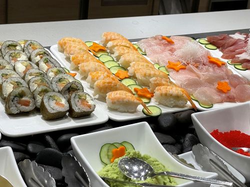 画像: ビュッフェレストランにはお寿司やお刺身も