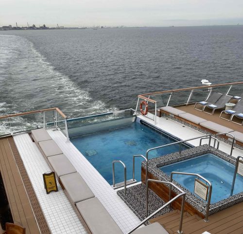 画像: インフィニティ・プール（筆者撮影） 近くにはワールドカフェやアクアビット・テラスがあり、ソファに座りながら航跡も眺められます