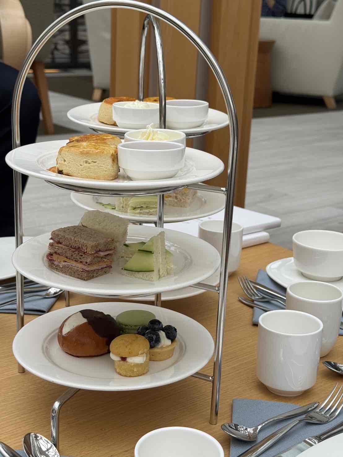 画像: 優雅な午後のひとときを。三段トレイのアフタヌーンティ（筆者撮影） 紅茶、フレーバーティーは１０種類以上、コーヒーでも楽しめます。
