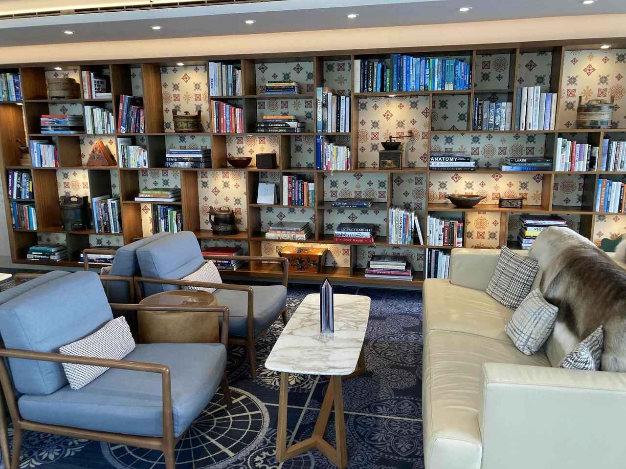 画像: 本棚とソファが北欧らしさを感じるエクスプローラーラウンジの一画（著者撮影）