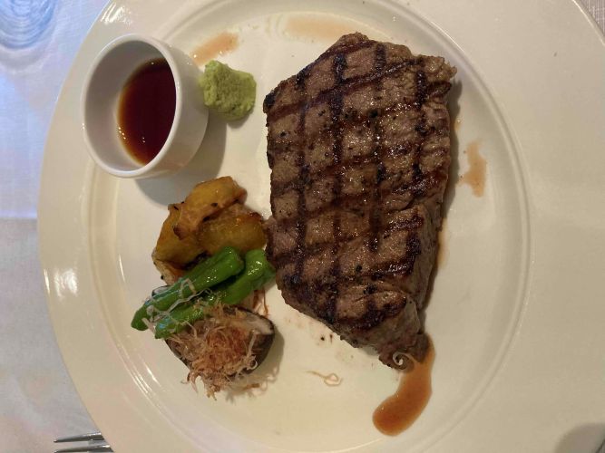 画像: ザ・レストランのメインメニュー。 日本人には嬉しいステーキにわさびとお醤油が添えられてます（筆者撮影）