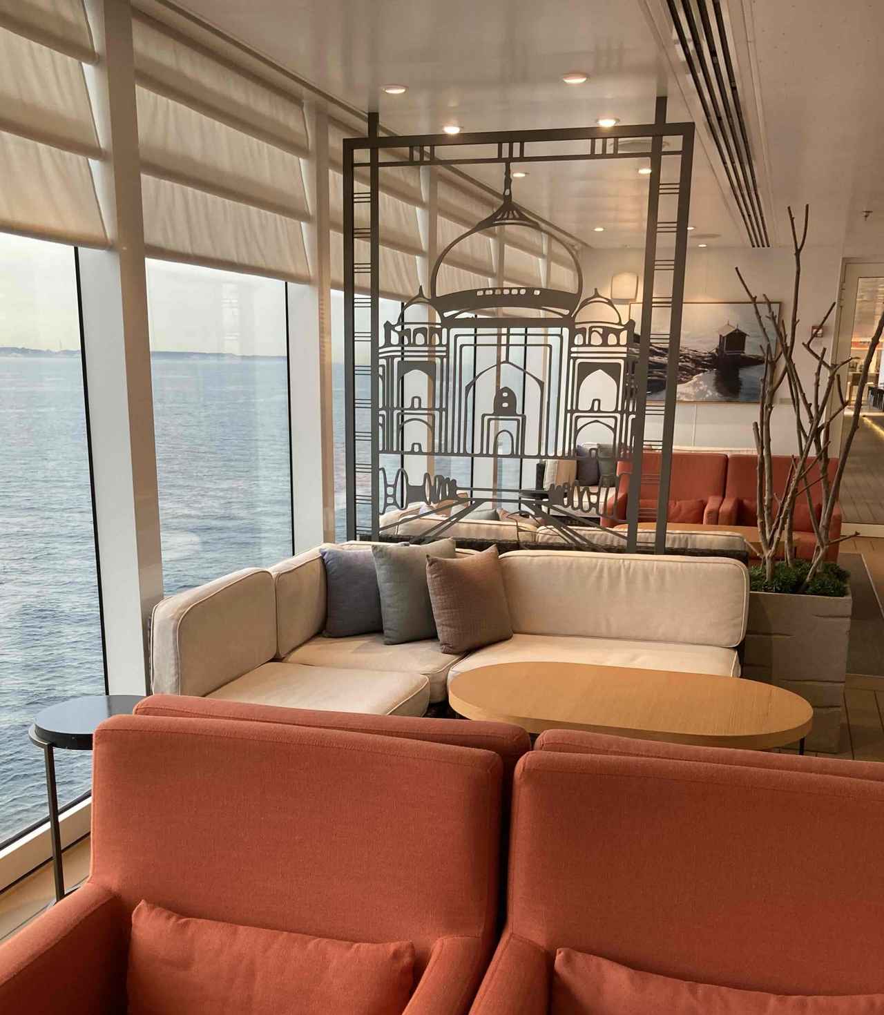 画像: ソファやインテリアが美しく、ゆっくりとコーヒーを飲みながら海を眺めるお気に入りの場所（筆者撮影）