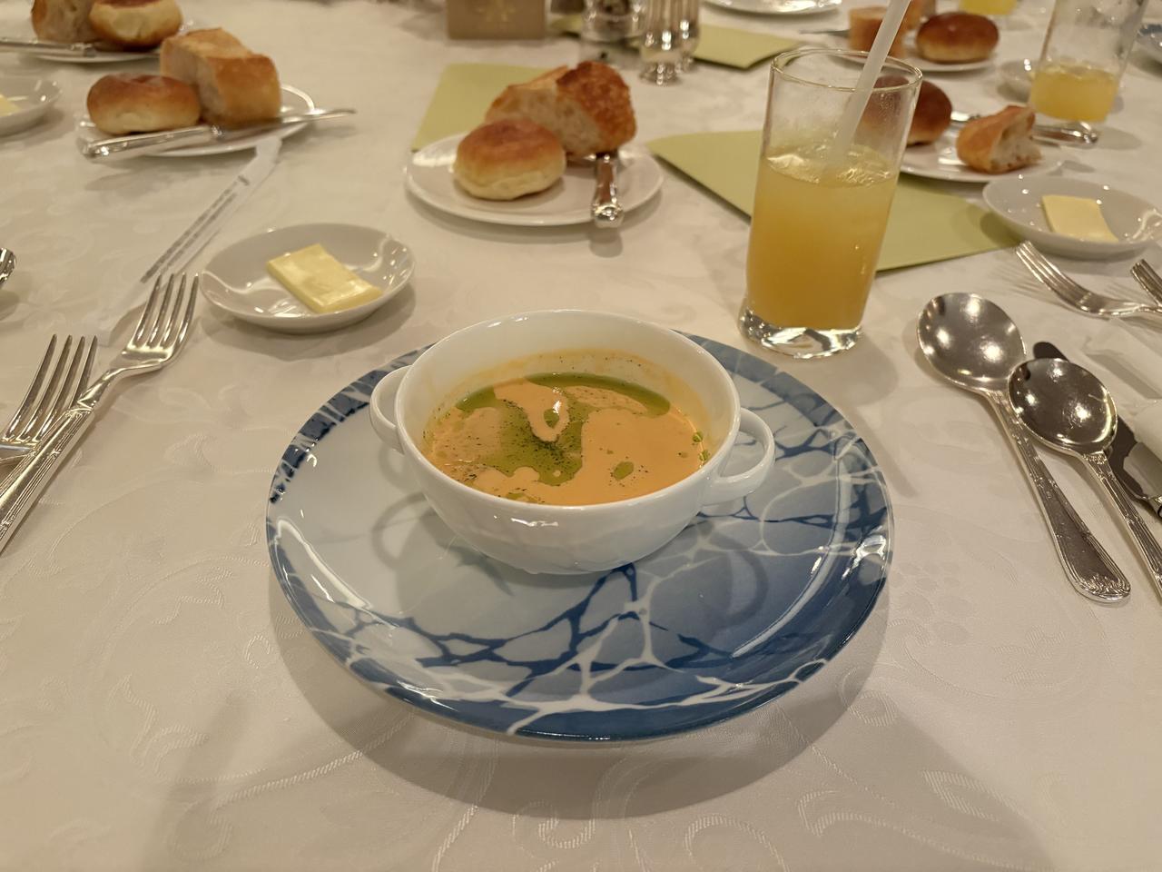 画像: 海老のクリームスープ ハーブオイルを浮かべて