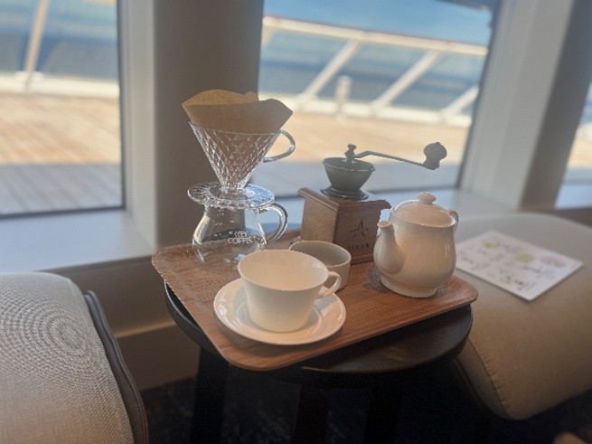 画像: 11デッキ ビスタラウンジ コーヒー豆挽き体験（スタッフ撮影）