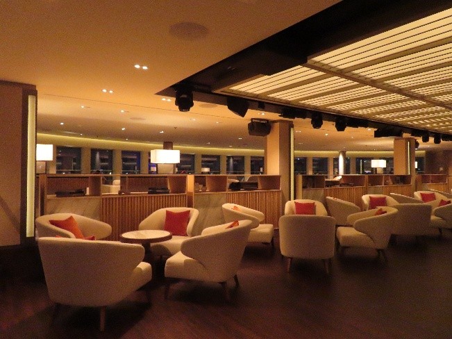 画像: 11デッキ 夜のビスタラウンジ（スタッフ撮影）