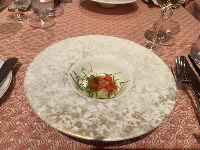 画像2: 5デッキ フォーシーズンダイニングルームでの食事（スタッフ撮影）