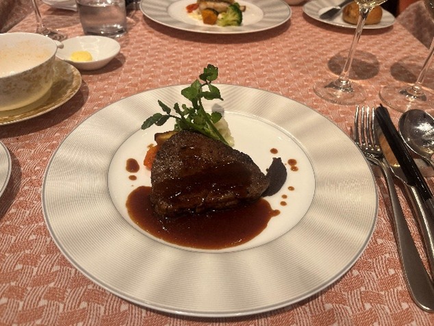 画像1: 5デッキ フォーシーズンダイニングルームでの食事（スタッフ撮影）