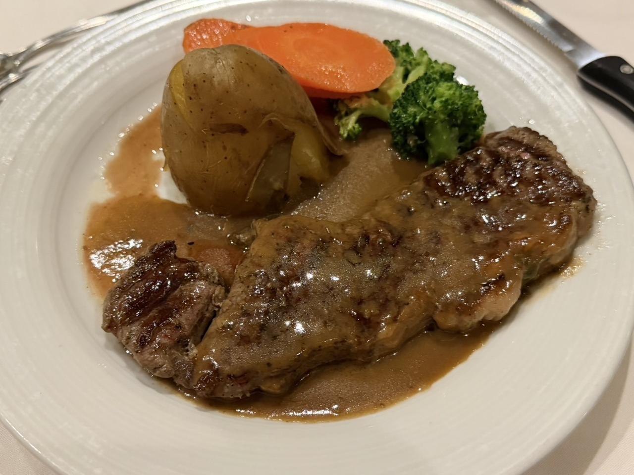 画像2: メインダイニングの食事（イメージ／添乗員撮影）