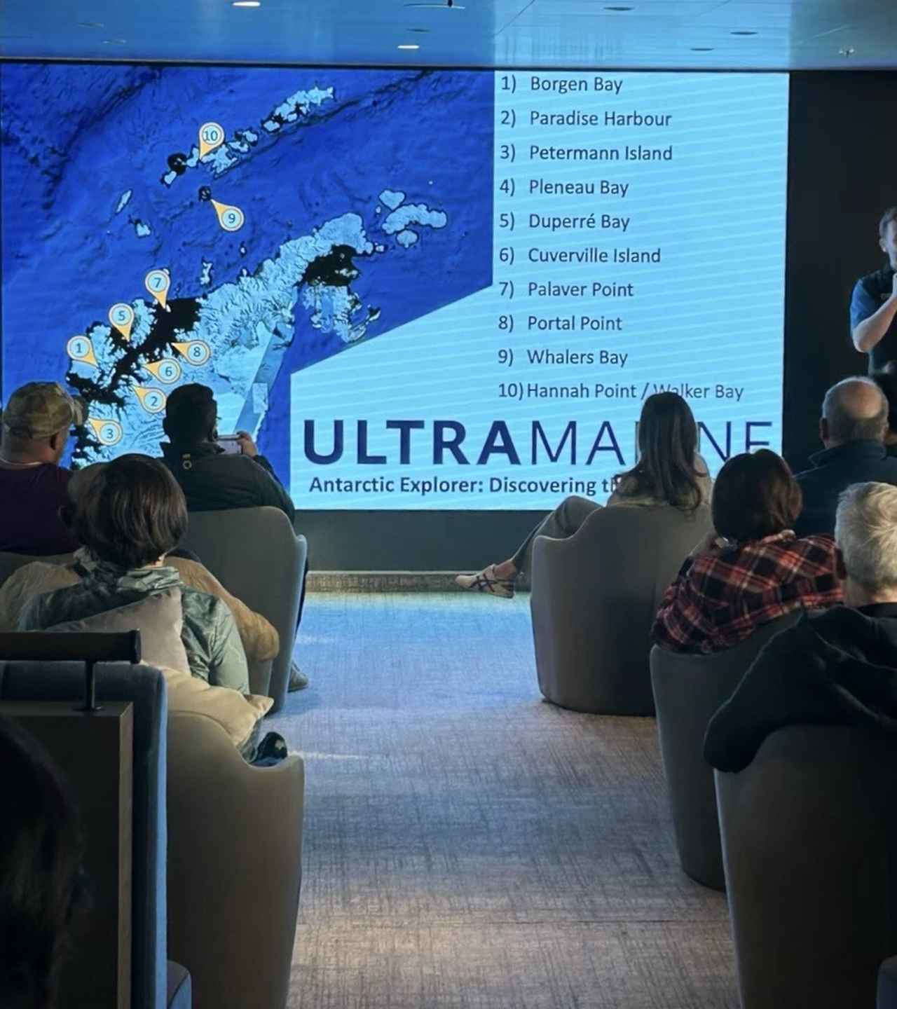 画像: 船内プログラム（イメージ／添乗員撮影）