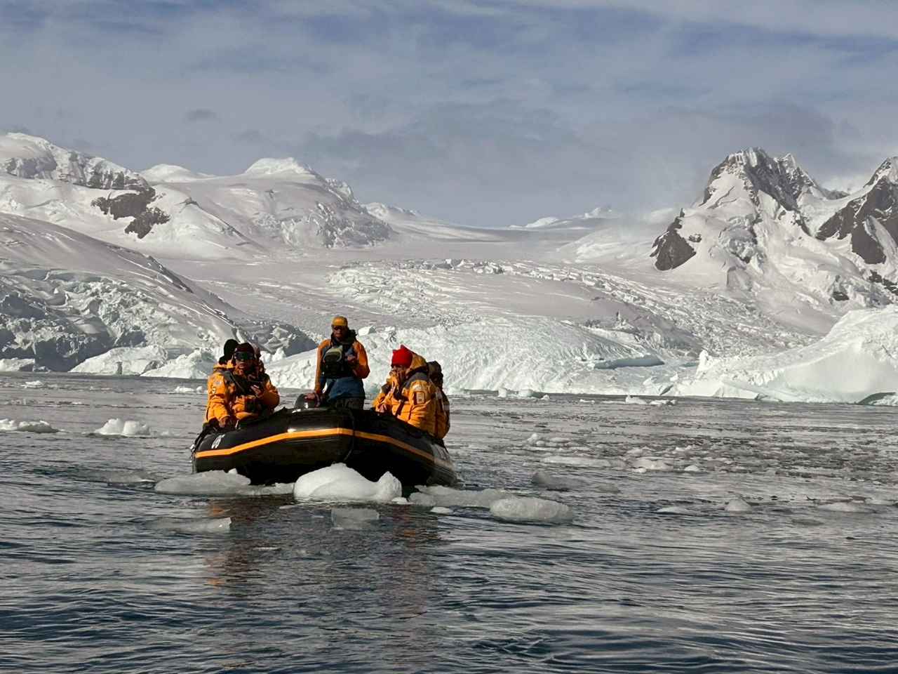 画像: ゾディアックボート（イメージ／添乗員撮影）