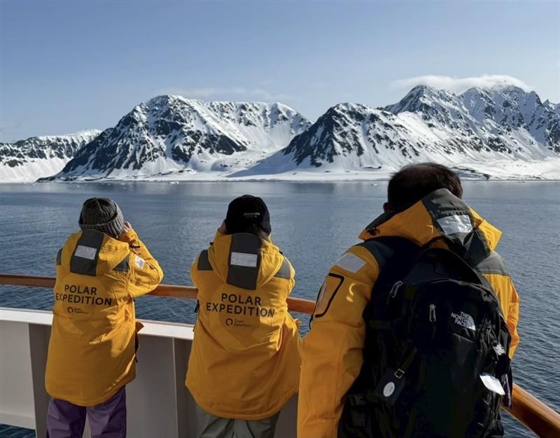 画像: 黄色いパルカ（イメージ／添乗員撮影）