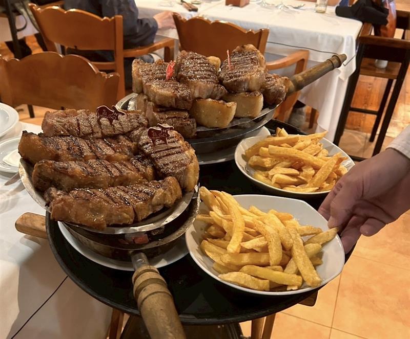 画像: 船内での食事（一例／イメージ／添乗員撮影）