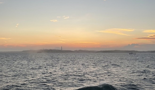 画像: デッキからの夕日(添乗員撮影)