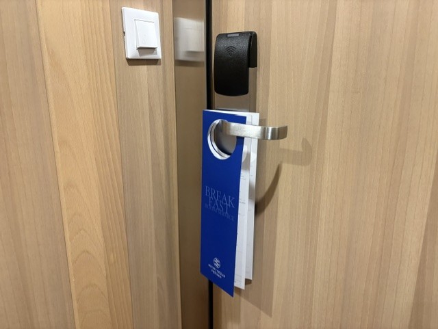画像: 専用オーダー用紙はドアノブへ(著者撮影)