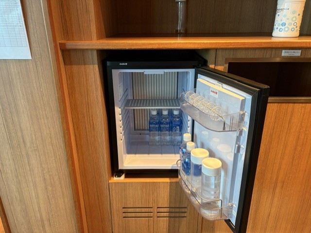 画像: フィットネスセンター内の冷蔵庫(著者撮影)