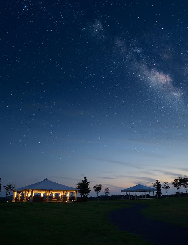 画像: 雄大な自然を望むリゾートホテルから眺める星空