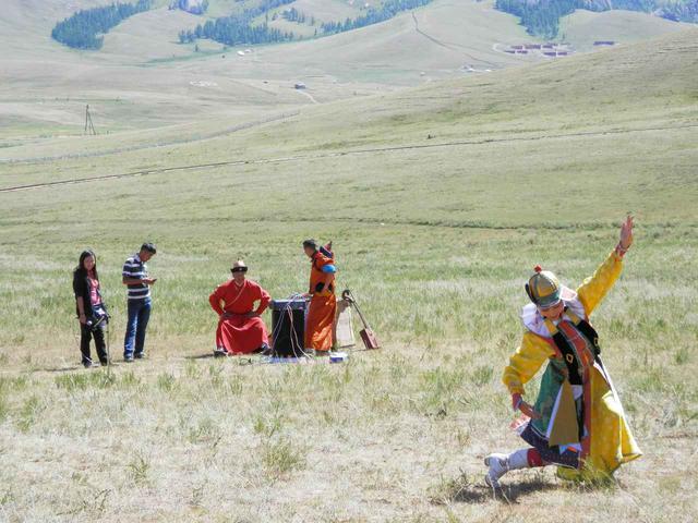 画像: ノマディックショーでの民族舞踊(添乗員撮影)