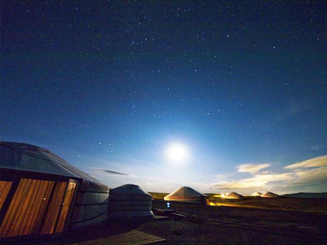 画像: ゲルの外観・夜景と星空(HSハーンリゾート提供)