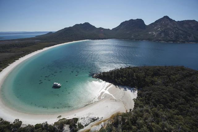 画像2: ワイングラスベイ遊覧飛行(c)Tourism Tasmania