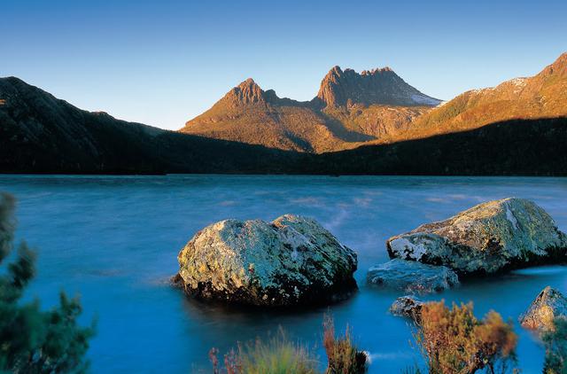 画像: クレイドルマウンテンとダブ湖(c)Tourism Tasmania