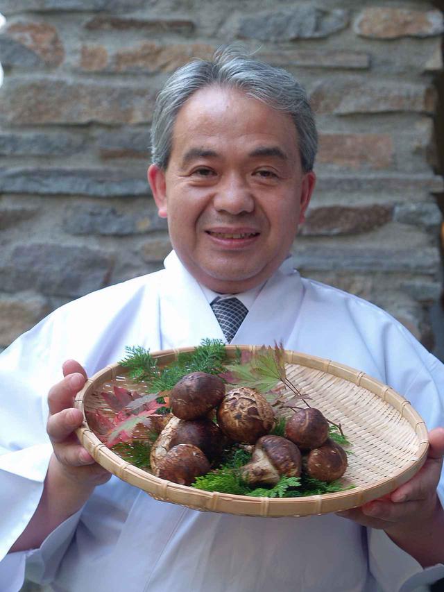 画像: 青木料理長(松茸はイメージ)