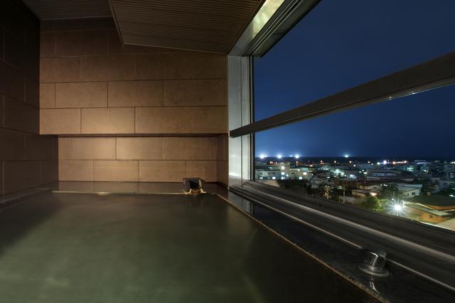 画像: 2~3名がゆったりと入れるサイズの客室展望風呂(一例/イメージ)