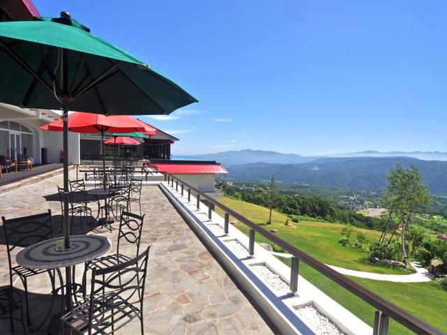画像: カフェテラス(イメージ) 何と言っても眺望が素晴らしい! お天気の良い日は外のテラスで景色を見ながら、ケーキセットはいかがですか?
