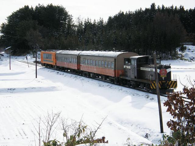 画像: 一面の雪景色の中を走るストーブ列車(イメージ)