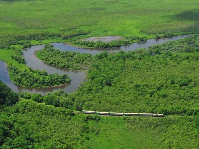 画像: 雄大な釧路湿原をゆくノロッコ号(空撮・イメージ)