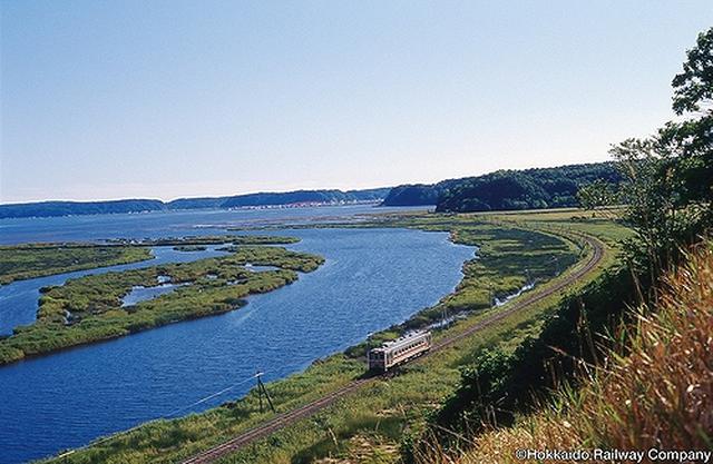 画像: ひがし北海道の大自然の中をコトコト走る花咲線の列車(イメージ) <写真提供:JR北海道>