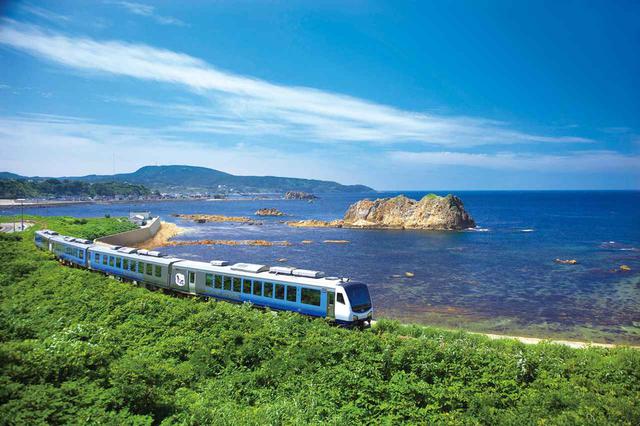 画像: 日本海沿いを走る「リゾートしらかみ 青池編成」(イメージ) <写真提供:JR東日本>