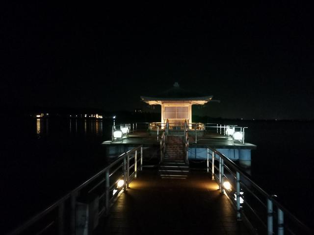 画像: 柴山潟に浮かぶ浮遊堂。 夜は神秘的にライトアップされる(弊社添乗員撮影)