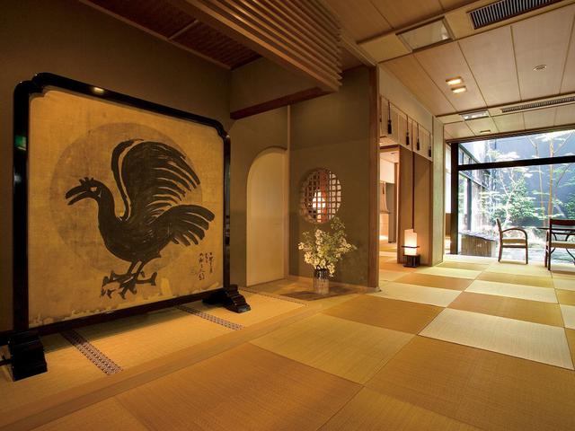 画像: ロビーに置かれた暁烏の衝立(旅館提供)
