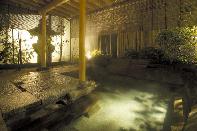 画像: 大浴場「瑠璃光」(旅館提供)