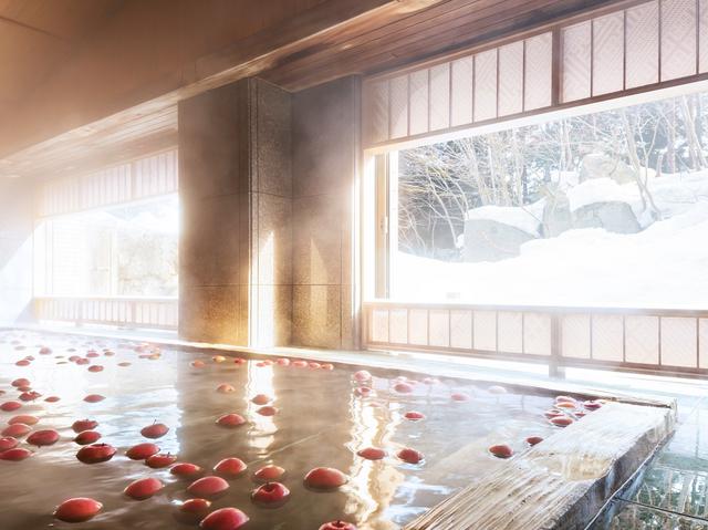 画像: 大浴場「青森ヒバの湯殿」 (イメージ/画像提供:星野リゾート 界 津軽)