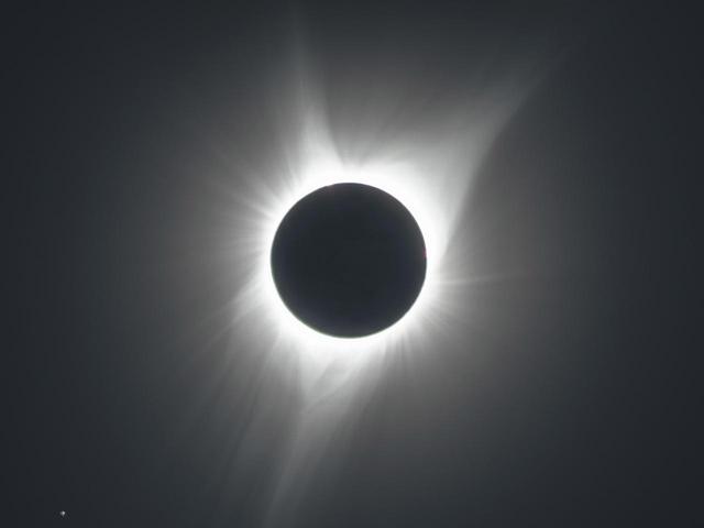 画像2: 大きく広がったコロナ、左下の星はしし座のレグルス