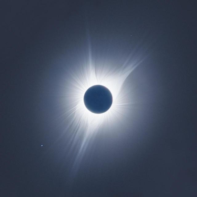 画像1: 大きく広がったコロナ、左下の星はしし座のレグルス