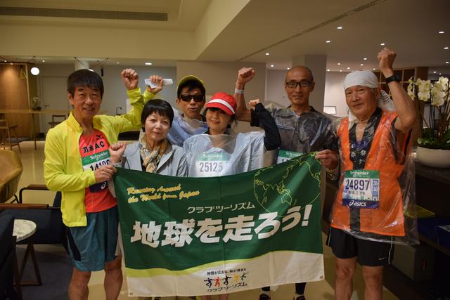 画像1: そして大会当日! スタートはなんと凱旋門を背にシャンゼリゼ通りをランナーが埋め尽くします!