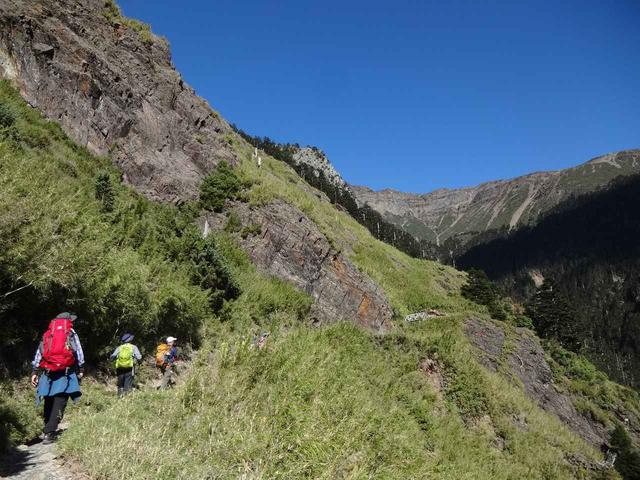 画像: 晴天の下の山行!夏山の装いで、日焼け対策もしっかりと。