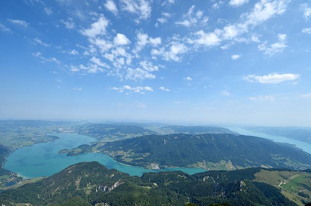 画像: シャーフベルク山頂からの眺め 眼下にザルツカンマーグートの湖