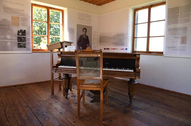 画像: マーラー作曲小屋内部