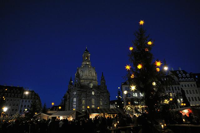 画像: ドレスデンのシンボル「聖母教会」前のクリスマス市