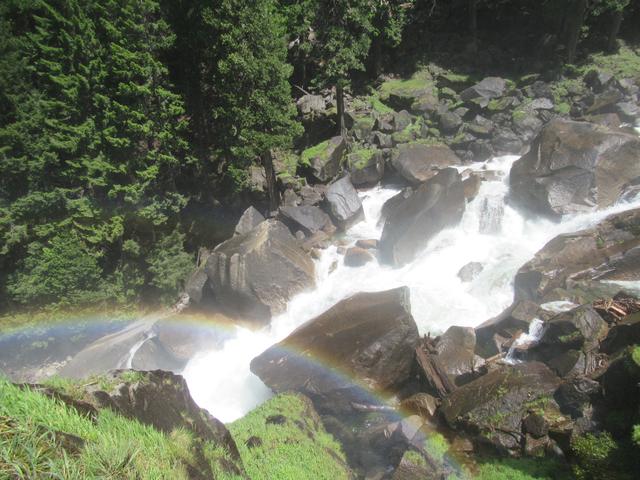 画像: ハイキング中の風景―水しぶきが気持ちい!虹もきれいでした!