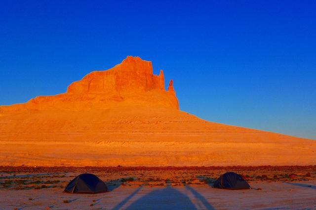 画像: ボジュラ周辺でのテント泊―夕日に染まる奇岩をお楽しみいただきました