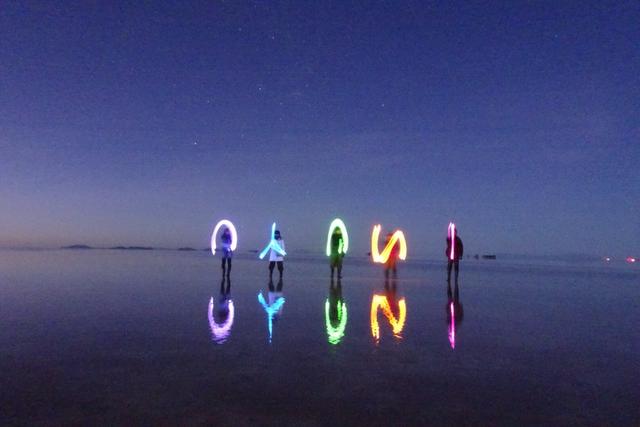 画像: 暗闇の塩湖では、ペンライトを使ったトリック写真撮影がおすすめ!